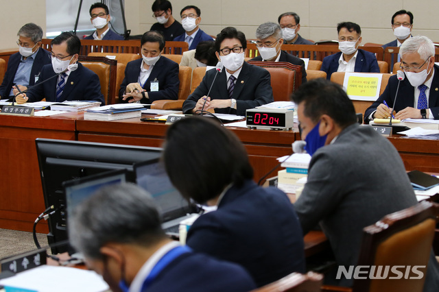 [서울=뉴시스]김진아 기자 = 조명래 환경부 장관이 20일 국회에서 열린 환경노동위원회 전체회의에 출석해 의원들 질의에 답변하고 있다. 2020.08.20. photo@newsis.com