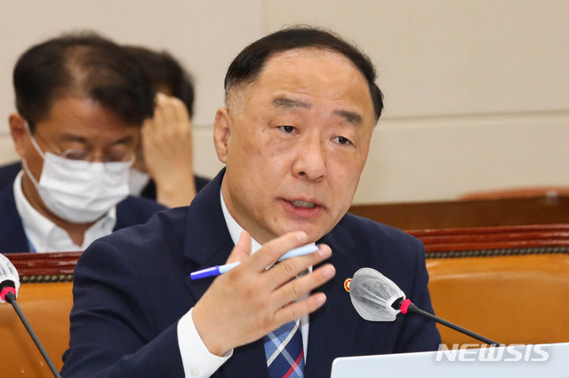 [서울=뉴시스] 김선웅 기자 = 홍남기 부총리 겸 기획재정부 장관이 20일 오전 서울 여의도 국회에서 열린 기획재정위원회 전체회의에서 의원들의 질문에 답하고 있다. 2020.08.20.&nbsp; photo@newsis.com 