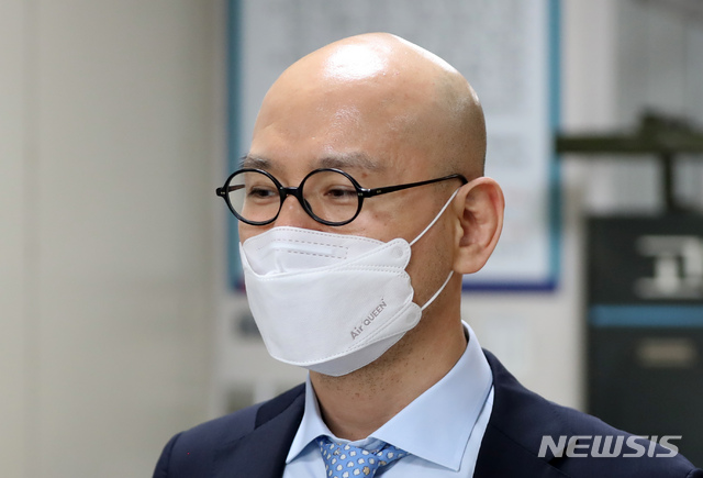 [서울=뉴시스] 고승민 기자 = '계열사 부당지원' 혐의를 받는 이해욱 대림산업 회장이 지난해 8월20일 서울중앙지법에서 열린 1차 공판에 출석하고 있다. 2020.08.20.kkssmm99@newsis.com