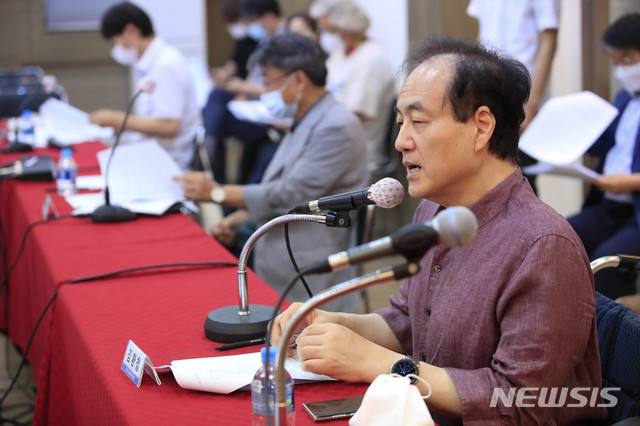 [서울=뉴시스] 박민석 기자 =  김환철 한국웹소설협회 회장이 20일 오후 서울 종로구 대한출판문회협회 대강당에서 열린 도서정가제 관련 긴급 현안 토론회에서 대표 발언을 하고 있다. 2020.08.20. mspark@newsis.com