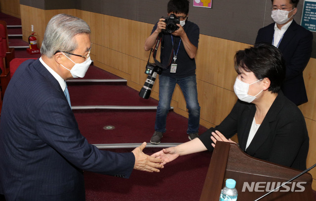 [서울=뉴시스]김선웅 기자 = 김종인 미래통합당 비상대책위원장과 윤희숙 경제혁신위원장이 20일 서울 여의도 국회에서 열린 미래통합당 경제혁신위 주최 혁신 아젠다 포럼 '분열과 절망을 딛고 미래로'에서 인사를 나누고 있다. 2020.08.20. photo@newsis.com