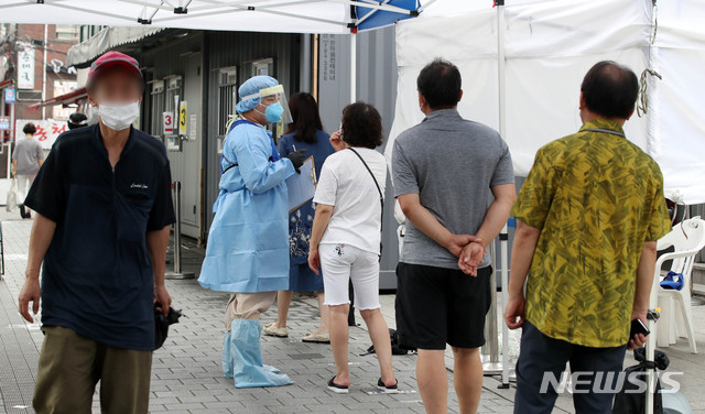 [서울=뉴시스]김병문 기자 = 20일 오후 서울 성북구 보건소에 마련된 선별진료소에서 검사를 위해 찾은 시민들이 줄을 서 있다. 2020.08.20. dadazon@newsis.com