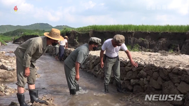 [서울=뉴시스] 북한조선중앙TV가 최근 지속되는 폭우로 인한 큰물피해복구와 관련해 20일 보도하고 있다. (사진=조선중앙TV 캡처) 2020.08.20. photo@newsis.com