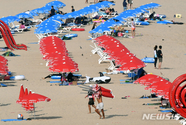 [부산=뉴시스] 하경민 기자 = 부산시는 방역 강화조치에 따라 오는 21일 0시부터 해운대·광안리·송정·송도·다대포·임랑·일광 등 7개 해수욕장을 조기 폐장할 계획이라고 밝힌 20일 오후 해운대해수욕장 내 피서용품 대여업체 관계자들이 비치파라솔 등을 치우고 있다. 조기 폐장에 따라 해수욕장 내 파라솔, 샤워장, 간이 화장실을 철거하는 등 해수욕장 물놀이 편의시설 운영은 종료되지만, 물놀이객 안전사고 우려로 소방, 경찰, 민간수상구조대 등 안전관리요원 운영은 오는 31일까지 지속된다. 2020.08.22 yulnetphoto@newsis.com