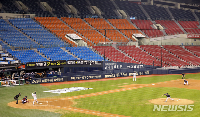 [서울=뉴시스] 이윤청 기자 = 정부의 수도권 지역 사회적 거리두기 2단계 상향 조정에 따라 KBO 10개 구단이 모두 무관중 경기를 진행하기 시작한 20일 오후 서울 송파구 잠실야구장에서 2020 프로야구 두산 베어스와 롯데 자이언츠의 경기가 무관중으로 진행되고 있다. 2020.08.20. radiohead@newsis.com