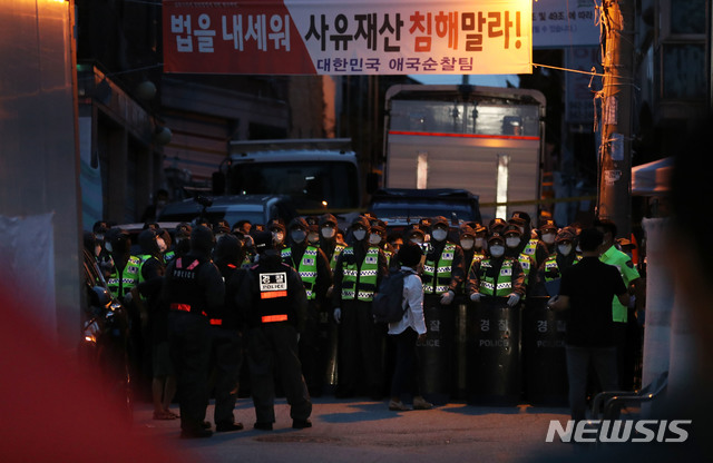 [서울=뉴시스]전진환 기자 = 20일 오후 서울 성북구 사랑제일교회 앞에서 경찰들이 역학조사관들이 들어갈 통로를 만들고 있다. 2020.08.20.   amin2@newsis.com 