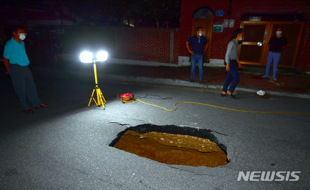 [광주=뉴시스] 광주 남구 봉선동 주택가 앞 도로에서 길이·깊이 2m 크기의 땅꺼짐(싱크홀) 현상이 발생했다. (사진=뉴시스 DB). photo@newsis.com