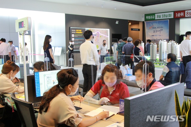 서대구역 서한이다음 더 퍼스트 모델하우스를 방문한 고객들이 상담코너에서 상담에 열중이다.