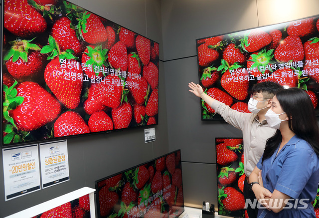 [서울=뉴시스] 이마트에 따르면 올해 대각선 길이가 무려 189㎝(75인치)에 달하는 초대형 TV 스크린에 대한 수요가 급증하고 있다. 1월1일부터 지난 20일까지 TV 전체 매출이 지난해 동기 대비 22.9% 신장한 가운데, 75인치 TV는 90% 이상 신장했다 지난해 12% 수준이던 75인치의 매출비중이 올해 2배 뛰어 24%를 차지했다. (사진=이마트 제공)