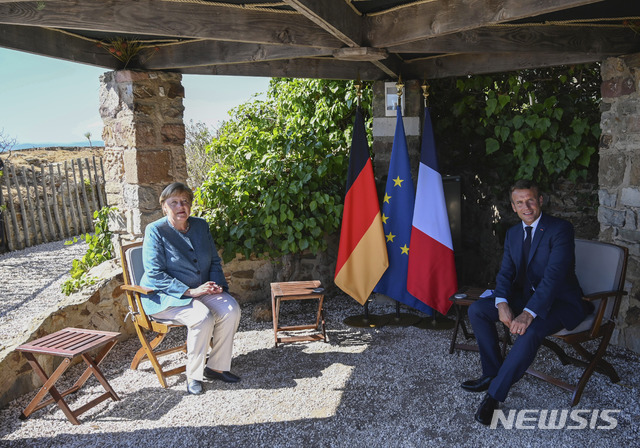 [브레강송=AP/뉴시스]에마뉘엘 마크롱(오른쪽) 프랑스 대통령이 20일(현지시간) 프랑스 남부 브레강송 요새에서 앙겔라 메르켈 독일 총리와 회담하고 있다. 2020.08.21.