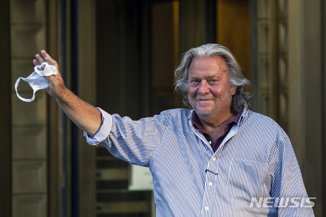 [뉴욕=AP/뉴시스]도널드 트럼프 대통령의 전 수석 전략가 스티브 배넌이 20일(현지시간) 미국 뉴욕의 연방 법원을 나서고 있다. 그는 멕시코 국경장벽 건설을 위한 온라인 모금 활동 중 벌인 사기 혐의에 대해 무죄를 주장했다. 2020.08.21. 