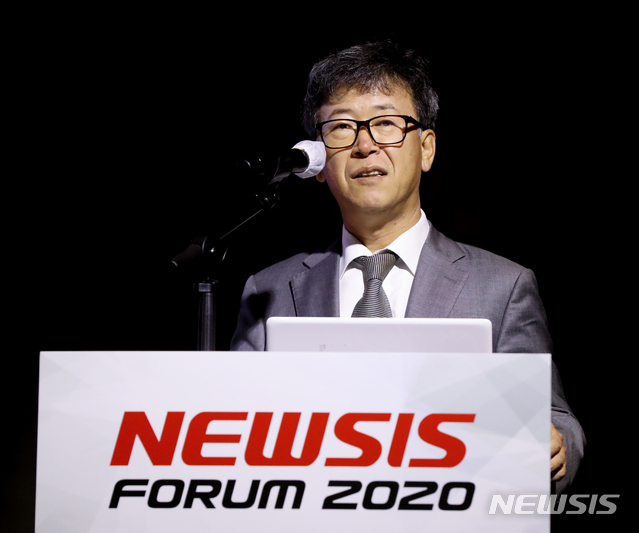 [서울=뉴시스] 조수정 기자 = 김형기 뉴시스 대표이사 사장이 21일 오전 서울 중구 소공동 더플라자호텔에서 'AI의 현재와 미래'를 주제로 열린 제1회 뉴시스 AI 경제포럼에서 인사말 하고 있다. 2020.08.21.&nbsp; chocrystal@newsis.com