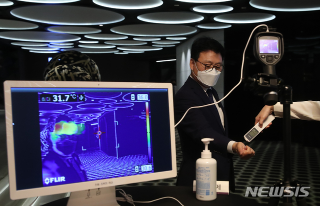 [서울=뉴시스] 조수정 기자 = 박광온 국회 과학기술정보방송통신위원장이 21일 오전 서울 중구 소공동 더플라자호텔에서 'AI의 현재와 미래'를 주제로 열린 제1회 뉴시스 AI 경제포럼에서 발열확인을 받고 있다. 이날 포럼은 코로나19 방역 지침을 따르기 위해 온라인 생중계를 진행하고 현장 인원을 30명 미만으로 제한하며 마스크 착용, 발열확인 등을 거쳐 입장했다. 2020.08.20.&nbsp; chocrystal@newsis.com