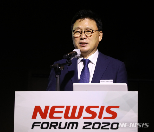 [서울=뉴시스] 조수정 기자 = 박광온 국회 과학기술정보방송통신위원장이 21일 오전 서울 중구 소공동 더플라자호텔에서 'AI의 현재와 미래'를 주제로 열린 제1회 뉴시스 AI 경제포럼에서 축사하고 있다. 2020.08.21.&nbsp; chocrystal@newsis.com