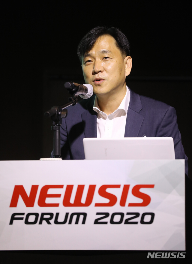 [서울=뉴시스] 조수정 기자 = 강도현 과학기술정보통신부 인공지능기반정책관이 21일 오전 서울 중구 소공동 더플라자호텔에서 'AI의 현재와 미래'를 주제로 '제1회 뉴시스 AI 경제포럼'에서 특별강연 하고 있다. 2020.08.21. chocrystal@newsis.com