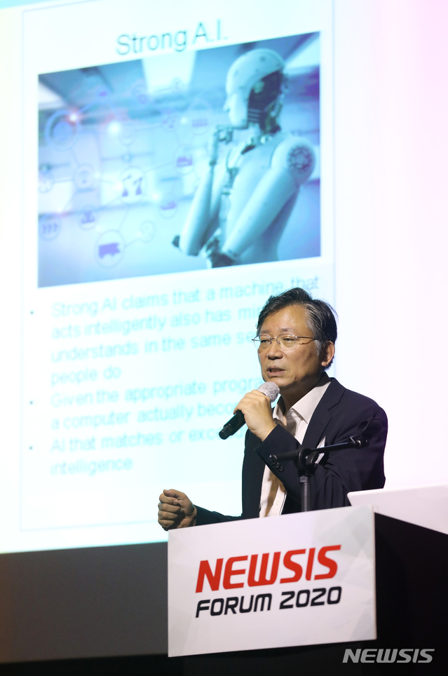 [서울=뉴시스] 조수정 기자 = 유창동 카이스트 전기 및 전자공학부 교수가 21일 오전 서울 중구 소공동 더플라자호텔에서 'AI의 현재와 미래'를 주제로 '제1회 뉴시스 AI 경제포럼'에서 특별강연 하고 있다. 2020.08.21.&nbsp; chocrystal@newsis.com 