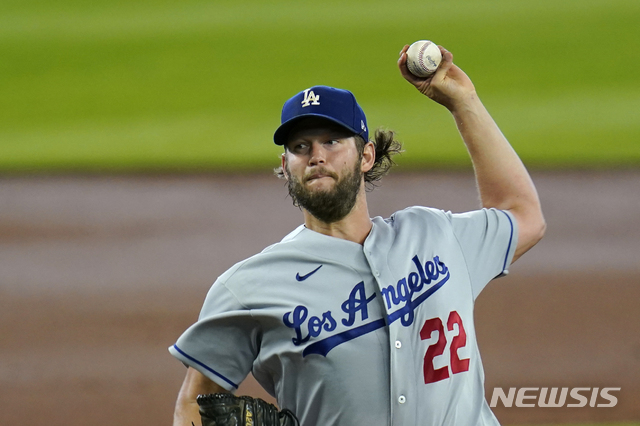 [시애틀=AP/뉴시스] LA 다저스의 클레이튼 커쇼가 21일(한국시간) 미국 워싱턴주 시애틀의 T-모바일파크에서 열린 2020 메이저리그(MLB) 시애틀 매리너스와의 경기에 선발 등판해 역투하고 있다. 2020.08.21