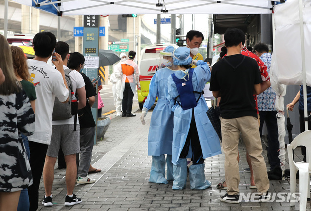 [서울=뉴시스] 전진환 기자 = 21일 오전 서울 성북구 보건소에 마련된 선별진료소에서 시민들이 코로나19 검사를 받기 위해 줄을 서 있다. 2020.08.21.  amin2@newsis.com