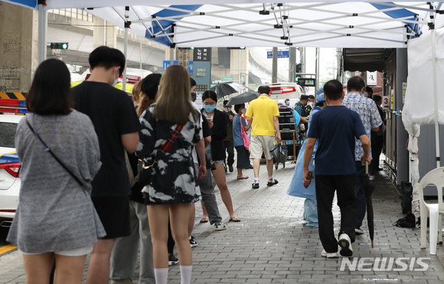 [서울=뉴시스] 전진환 기자 = 21일 오전 서울 성북구 보건소에 마련된 선별진료소에서 시민들이 코로나19 검사를 받기 위해 줄을 서 있다. 2020.08.21.&nbsp; amin2@newsis.com