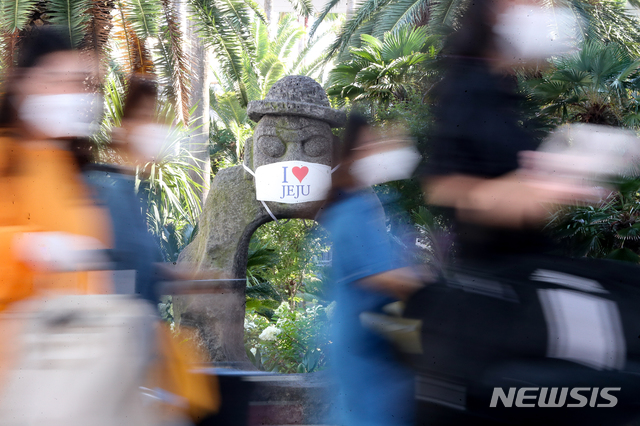 [제주=뉴시스]우장호 기자 = 제주국제공항에 관광객들의 발걸음이 이어지고 있다. 2020.08.21. woo1223@newsis.com