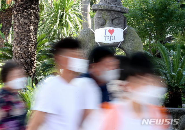 [제주=뉴시스] 우장호 기자 = 제주국제공항에 막바지 휴가를 즐기려는 관광객들의 발걸음이 이어지고 있다. (사진=뉴시스DB) woo1223@newsis.com