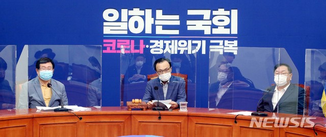 [서울=뉴시스]장세영 기자 = 이해찬 더불어민주당 대표가 21일 서울 여의도 국회에서 열린 더불어민주당 최고위원회의에 참석해 발언하고 있다. 민주당은 회의실에 신종 코로나바이러스 감염증(코로나19) 감염 차단용 칸막이를 설치했다. 2020.08.21. photo@newsis.com