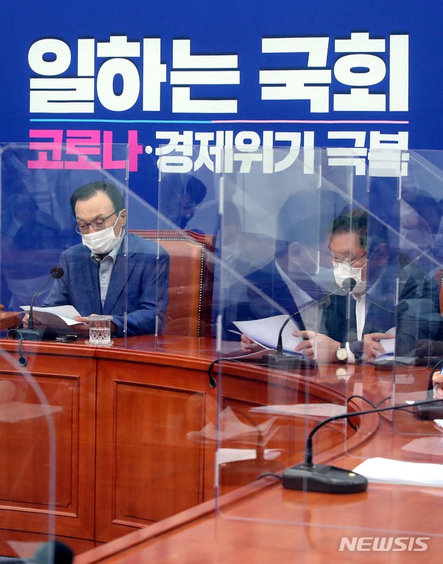 [서울=뉴시스]장세영 기자 = 이해찬 더불어민주당 대표가 21일 서울 여의도 국회에서 열린 더불어민주당 최고위원회의에 참석해 참석자들의 발언을 듣고 있다. 민주당은 회의실에 신종 코로나바이러스 감염증(코로나19) 감염 차단용 칸막이를 설치했다. 2020.08.21. photo@newsis.com