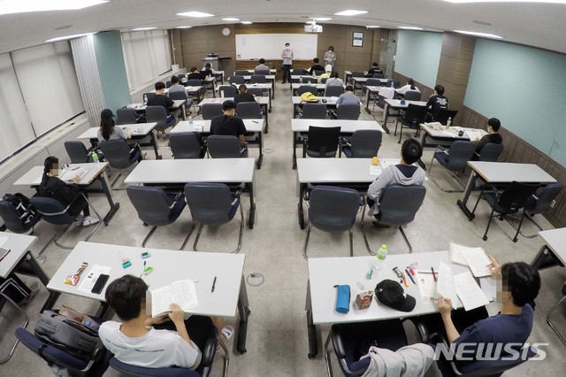 [서울=뉴시스]21일 서울 종로구 성균관대학교에서 국가공무원 5급 공채 및 외교관 후보자 선발 2차 시험이 치러지고 있다. 이번 시험은 코로나19 확산에 따른 강화된 안전대책 속에 서울의 2개 대학교에서 분산 실시되었다. (사진=인사혁신처 제공) 2020.08.21. photo@newsis.com
