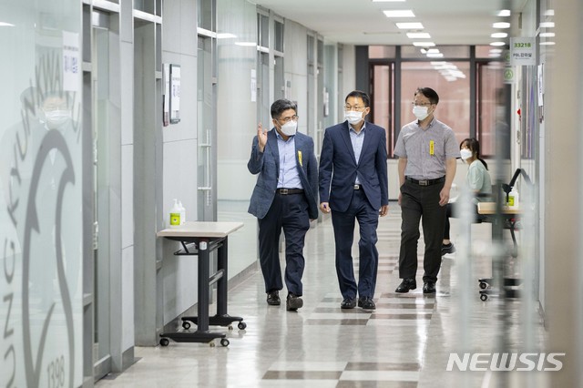 [서울=뉴시스]21일 김우호 인사혁신처 차장이 서울 종로구 성균관대학교에서 치러진 국가공무원 5급 공채 및 외교관 후보자 선발 2차 시험장을 방문하여 응시현황과 방역상황 등을 보고받고 시험장을 살피고 있다. (사진=인사혁신처 제공) 2020.08.21. photo@newsis.com