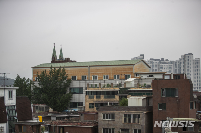 [서울=뉴시스]전진환 기자 = 8.15 참가국민 비상대책위원회와 사랑제일교회 변호인단 등 관계자들이 21일 오전 서울 성북구 사랑제일교회 인근에서 문재인 정권 가짜 방역계엄령 규탄 기자회견을 열었다. 사진은 사랑제일교회. 2020.08.21. photo@newsis.com