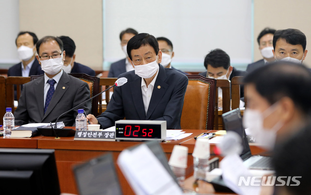 [서울=뉴시스]김선웅 기자 = 21일 오전 국회에서 열린 국회 행전안전위원회 전체회의에서 진영 행안부 장관이 이해식 의원의  발언을 듣고 있다. 2020.08.21. photo@newsis.com