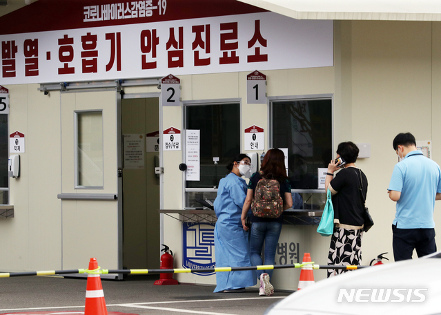 [인천=뉴시스] 이종철 기자 = 국내 신종 코로나바이러스 감염증(코로나19)이 재확산되는 가운데 21일 오전 인천시 부평구 가톨릭대학교 인천성모병원 선별진료소에서 의료진이 검사를 받는 시민을 안내하고 있다. 2020.08.21.&nbsp; jc4321@newsis.com