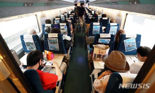 [서울=뉴시스]홍효식 기자 = 신종 코로나바이러스 감염증(코로나19) 확산세 속 사회적 거리두기가 시행되고 있는 21일 서울역에서 출발하는 경부선 KTX 객차에 승객들이 나란히 앉아 있다. 2020.08.21. yesphoto@newsis.com