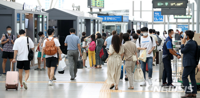 [서울=뉴시스]홍효식 기자 = 신종 코로나바이러스 감염증(코로나19) 확산세 속 사회적 거리두기가 시행되고 있는 21일 서울역에 시민들로 붐비고 있다. 2020.08.21. yesphoto@newsis.com