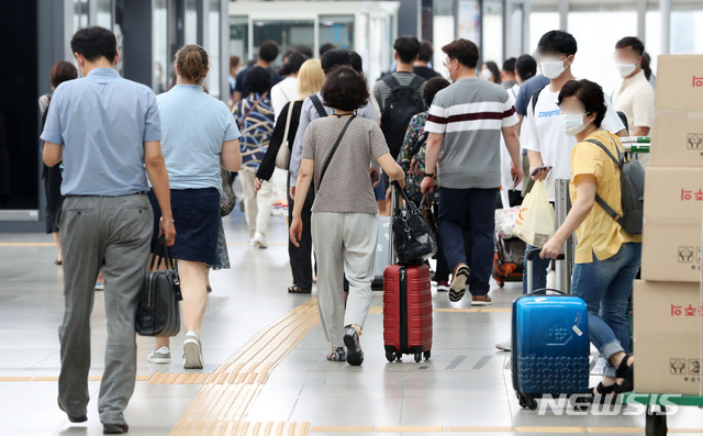 [서울=뉴시스]홍효식 기자 = 신종 코로나바이러스 감염증(코로나19) 확산세 속 사회적 거리두기가 시행되고 있는 21일 서울역에 시민들로 붐비고 있다. 2020.08.21.&nbsp; yesphoto@newsis.com