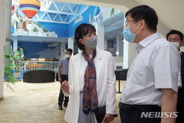[서울=뉴시스]최윤희 문화체육관광부 제2차관이 21일 서울 송파구에 위치한 물놀이 유원시설 ‘워터킹덤’을 방문해 사회적 거리 두기 2단계 방역 상황을 점검하고 있다. (사진=문화체육관광부 제공) 2020.08.21. photo@newsis.com