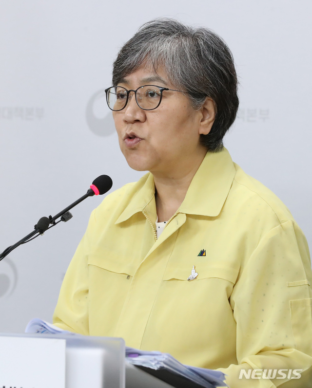 [청주=뉴시스]강종민 기자 = 정은경 중앙방역대책본부장(질병관리본부장)이 21일 오후 충북 청주 질병관리본부에서 신종 코로나바이러스 감염증(코로나19) 국내 발생 현황을 발표하며 이번 주말엔 꼭 안전한 집에 머물러 줄것을 요청하고 있다. 2020.08.21.&nbsp; ppkjm@newsis.com