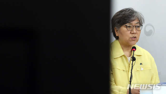 [청주=뉴시스]강종민 기자 = 정은경 중앙방역대책본부장(질병관리본부장)이 21일 오후 충북 청주 질병관리본부에서 신종 코로나바이러스 감염증(코로나19) 국내 발생 현황을 발표하며 이번 주말엔 꼭 안전한 집에 머물러 줄것을 요청하고 있다. 2020.08.21.&nbsp; ppkjm@newsis.com