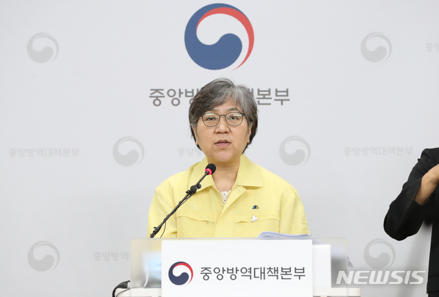 [청주=뉴시스]강종민 기자 = 정은경 중앙방역대책본부장(질병관리본부장)이 21일 오후 충북 청주 질병관리본부에서 신종 코로나바이러스 감염증(코로나19) 국내 발생 현황을 발표하며 이번 주말엔 꼭 안전한 집에 머물러 줄것을 요청하고 있다. 2020.08.21.&nbsp; ppkjm@newsis.com