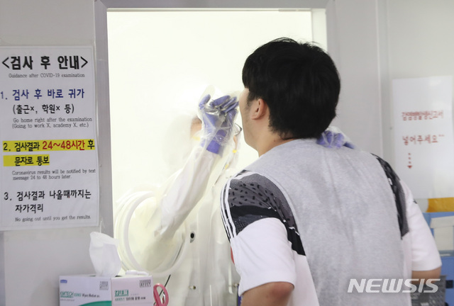 [서울=뉴시스] 전진환 기자 = 21일 오전 서울 성북구 보건소에 마련된 선별진료소에서 한 시민이 신종 코로나바이러스 감염증(코로나190 검사를 위한 검채를 채취하고 있다. 2020.08.21.&nbsp; amin2@newsis.com