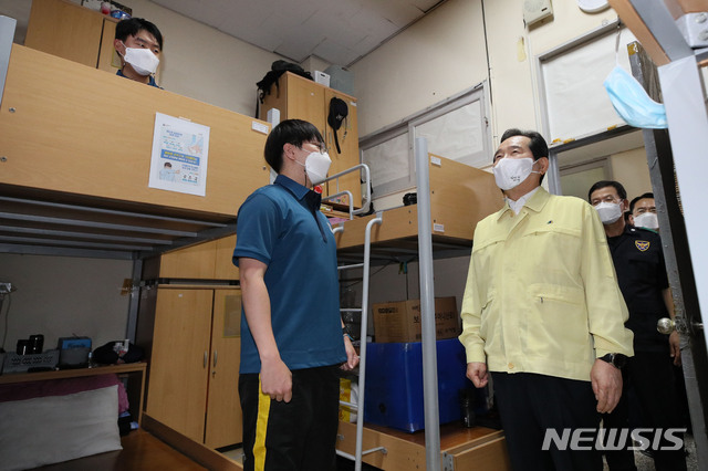 [서울=뉴시스]김명원 기자 = 정세균 국무총리가 21일 오후 서울 중구 신당동 서울지방결찰청 기동본부를 방문해 생활실을 둘러보며 근무자들을 격려하고 있다. 2020.08.21. photo@newsis.com