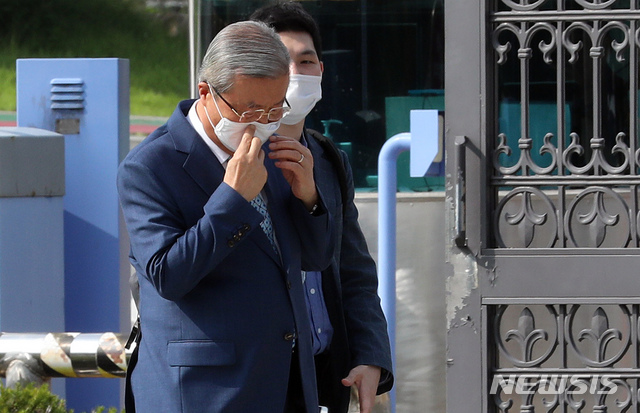 [청주=뉴시스]강종민 기자 = 김종인 미래통합당 비상대책위원장이 21일 오후 충북 청주 질병관리본부를 방문, 정은경 본부장과 만난 뒤 차량으로 이동하며 마스크를 고쳐 쓰고 있다. 2020.08.21.&nbsp; ppkjm@newsis.com