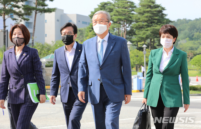 [청주=뉴시스]강종민 기자 = 김종인 미래통합당 비상대책위원장이 21일 오후 충북 청주 질병관리본부를 방문, 정은경 본부장과 만난 뒤 차량으로 이동하고 있다. 2020.08.21.&nbsp; ppkjm@newsis.com