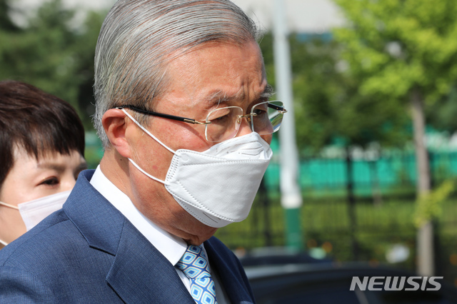 [청주=뉴시스]강종민 기자 = 김종인 미래통합당 비상대책위원장이 21일 오후 충북 청주 질병관리본부를 방문, 정은경 본부장과 만난 뒤 차량으로 이동하고 있다. 2020.08.21.&nbsp; ppkjm@newsis.com