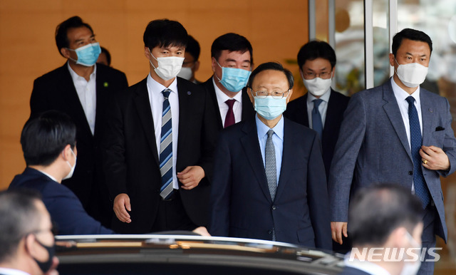 [부산=뉴시스] 하경민 기자 = 중국 외교정책을 총괄하는 양제츠 중국 공산당 외교담당 정치국 위원이 21일 오후 부산 김해국제공항을 통해 입국한 뒤 차량에 탑승하기 위해 이동하고 있다. 양제츠 위원은 오는 22일 서훈 외교안보실장과 만나 신종 코로나바이러스 감염증(코로나19) 대응 협력을 위한 고위급 교역 등 양자 관계 현안, 국제 정세 등 상호 관심사에 대해 의견을 교환할 예정인 것으로 알려졌다. 2020.08.21.  yulnetphoto@newsis.com