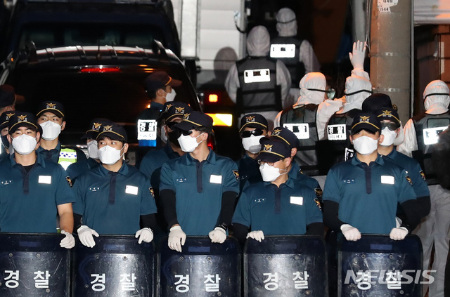 [서울=뉴시스] 이영환 기자 = 경찰들이 압수수색을 하기 위해 21일 오후 서울 성북구 사랑제일교회로 들어가고 있다. 2020.08.21.&nbsp; 20hwan@newsis.com