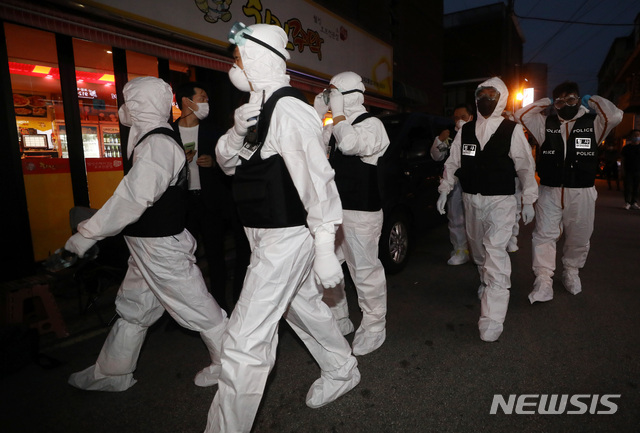 [서울=뉴시스] 이영환 기자 = 경찰들이 압수수색을 하기 위해 21일 오후 서울 성북구 사랑제일교회로 들어가고 있다. 2020.08.21.&nbsp; 20hwan@newsis.com