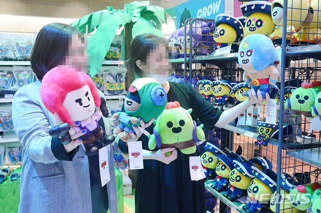 [부산=뉴시스] 롯데백화점 부산본점은 오는 30일까지 백화점 9층 엘아레나 광장에서 '브롤스타즈X라인프렌즈' 팝업스토어를 연다고 22일 밝혔다. (사진=롯데백화점 제공)