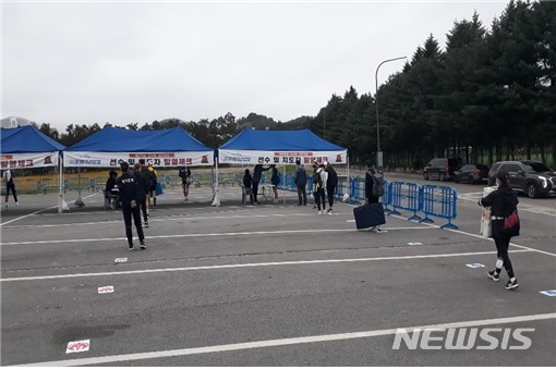 [평창=뉴시스]장경일 인턴기자 = 22일 오전 강원 평창군 대관령면에서 열린 2020 평창 대관령 전국 하프마라톤대회 겸 전국 고교 10㎞ 대회에 참가하는 선수들이 입장 전 마스크를 착용하고 2m 간격을 둔 상태로 발열 검사를 받고 있다. 2020.08.22. (사진=강원도육상연맹 제공)photo@newsis.com