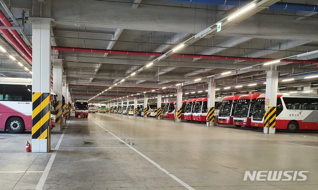 [청주=뉴시스] 임선우 기자 = 동대구복합환승센터 박차장. 터미널 고속버스 박차장이 외부 부지에 있지 않고, 179m 연결 통로로 이어진 별관 1층 실내에 최신식 시설로 마련돼 있다. photo@newsis.com